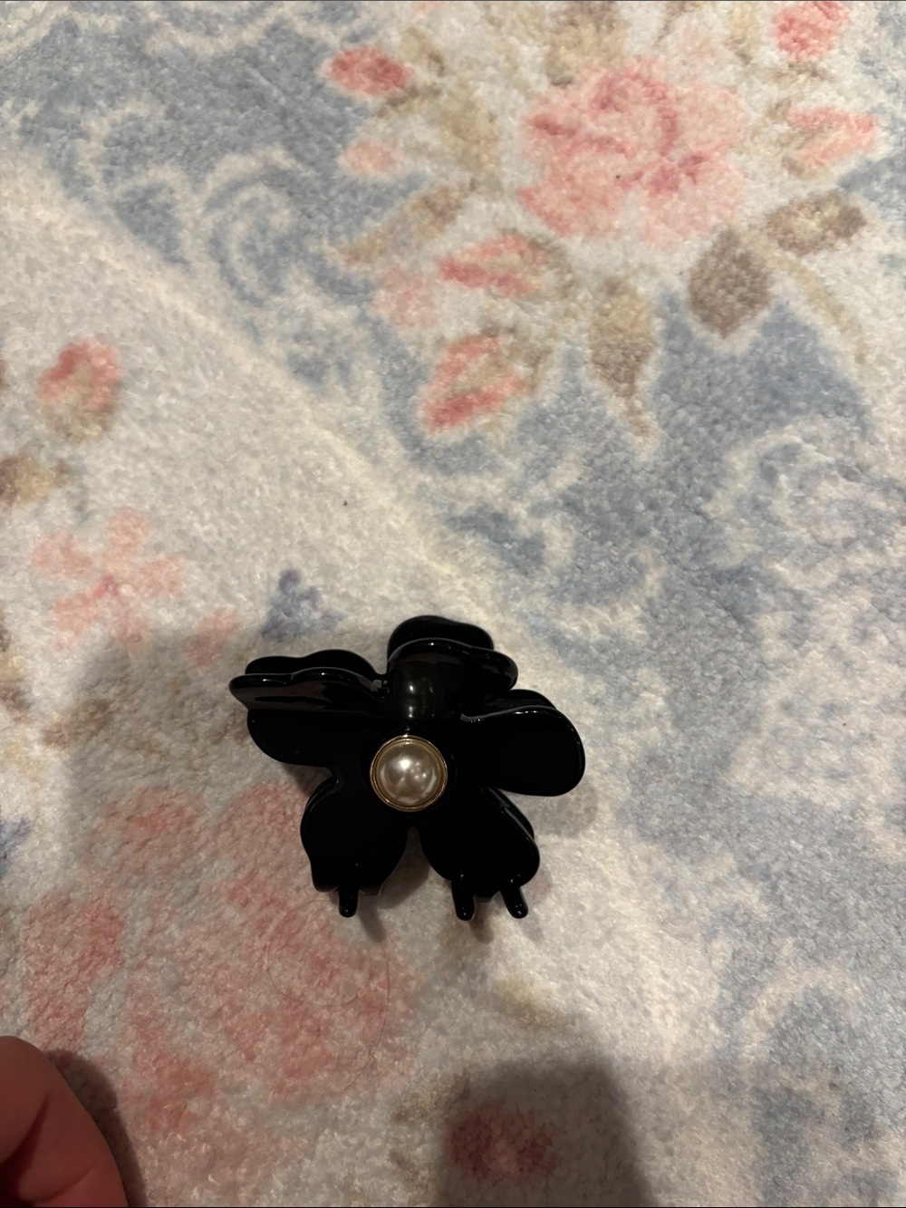 Lele sadoughi hair clip. Black with pearl